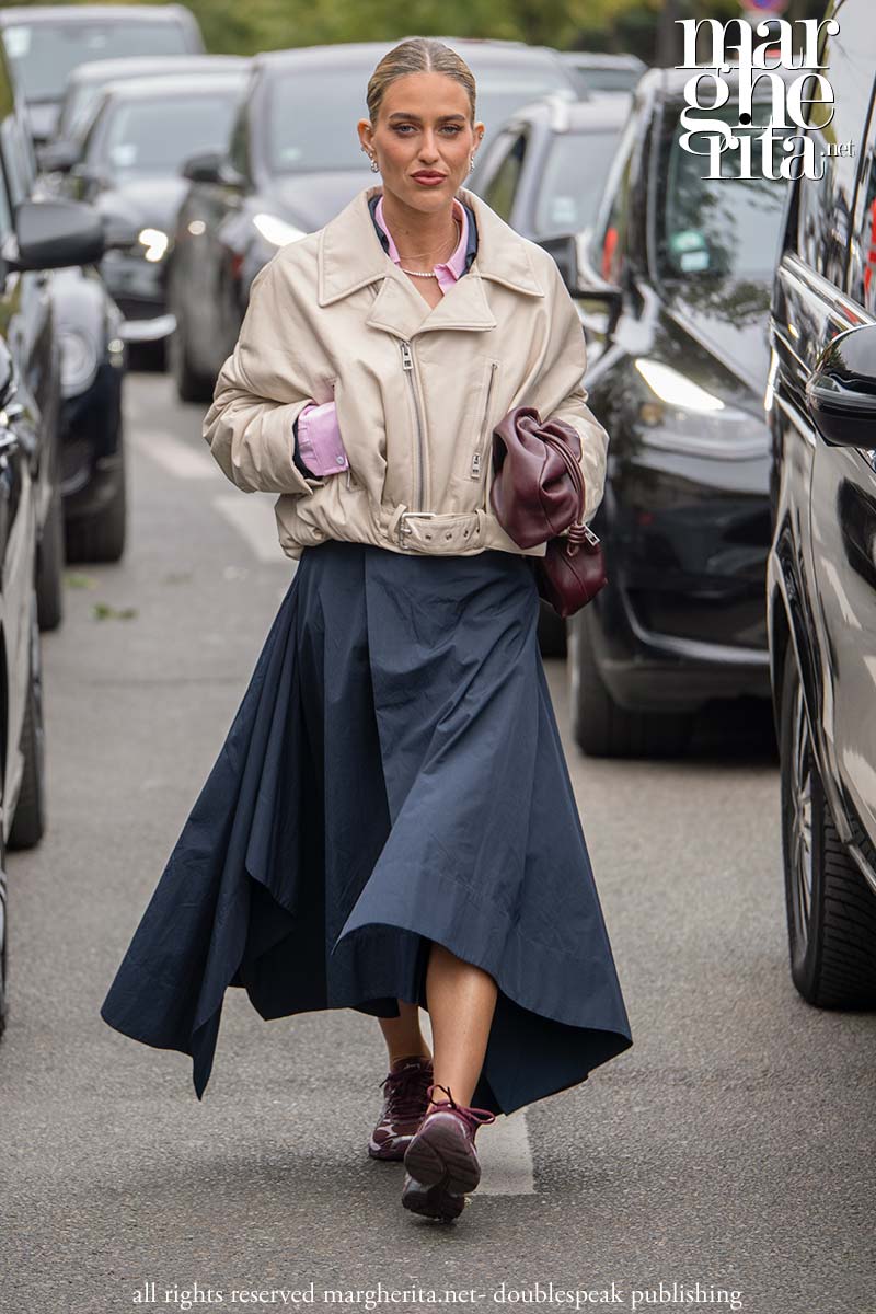 Moda street style inverno 2025 2026. Lo stile audace di Emili Sindlev - Photo Charlotte Mesman