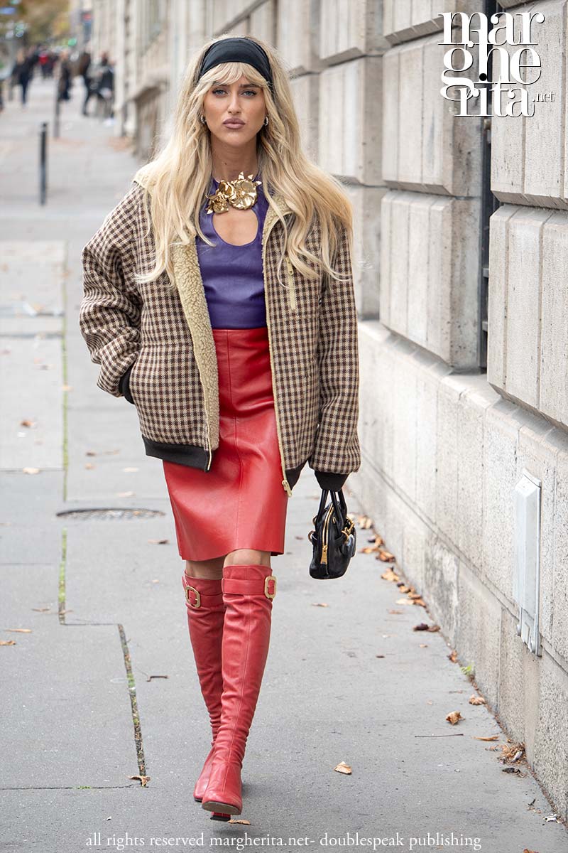 Moda street style inverno 2025 2026. Lo stile audace di Emili Sindlev - Photo Charlotte Mesman