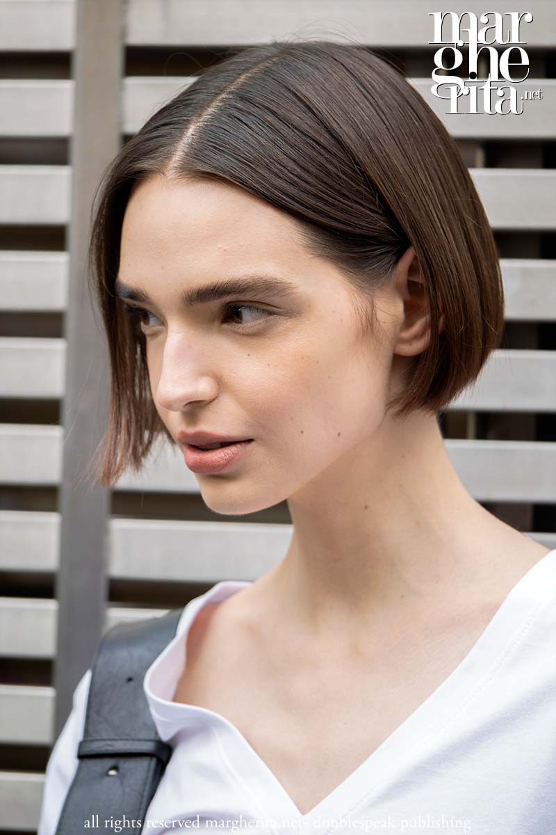 Tagli capelli di media lunghezza per l’inverno 2025 - Photo Charlotte Mesman