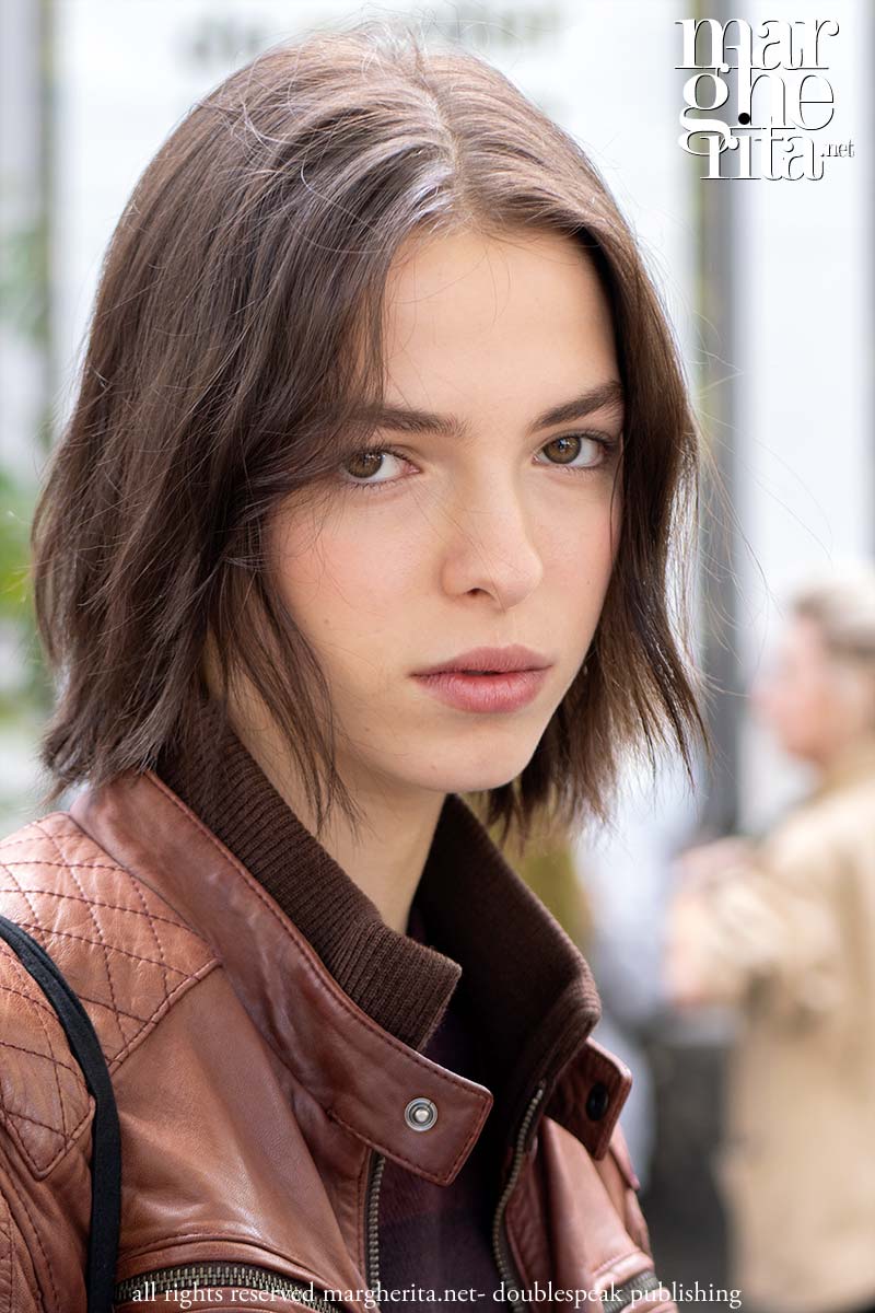 Tagli capelli di media lunghezza per l’inverno 2025 - Photo ADVERSUS