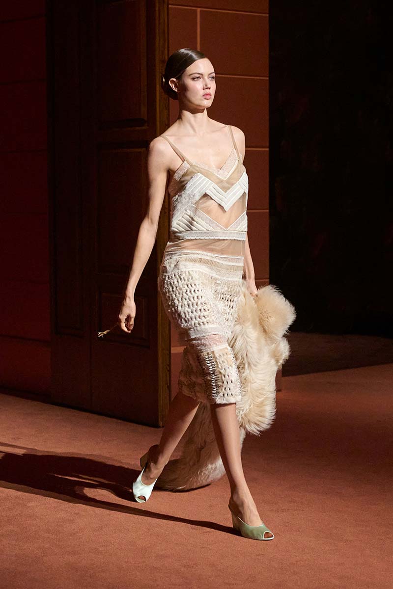 Tendenze moda Feste 2025: monocromie e quiet luxury - Photo courtesy of FENDI