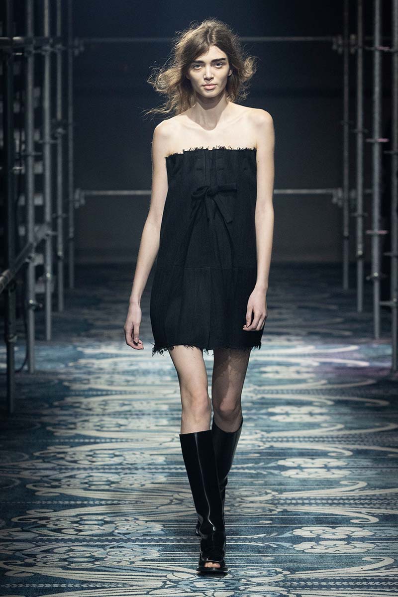 Tendenze moda Feste 2025: monocromie e quiet luxury - Photo courtesy of Prada