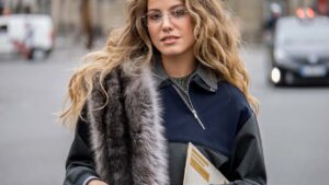 La (finta) stola in pelliccia. L’accessorio più chic dell’inverno 2025–2026 - Photo Charlotte Mesman