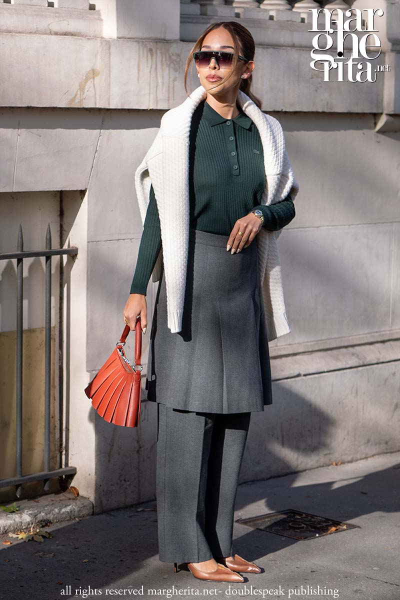 Street style inverno 2025: la gonna sopra i pantaloni è ancora una tendenza - Photo Charlotte Mesman