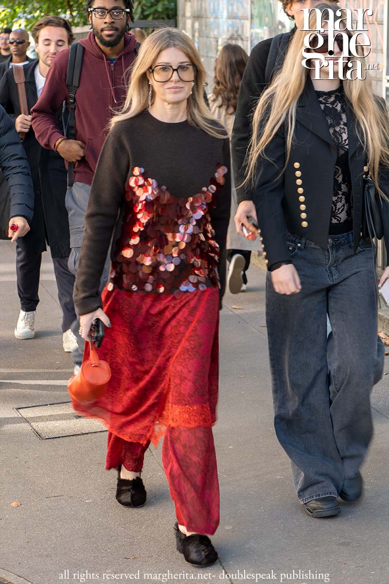 Street style inverno 2025: la gonna sopra i pantaloni è ancora una tendenza - Photo Charlotte Mesman