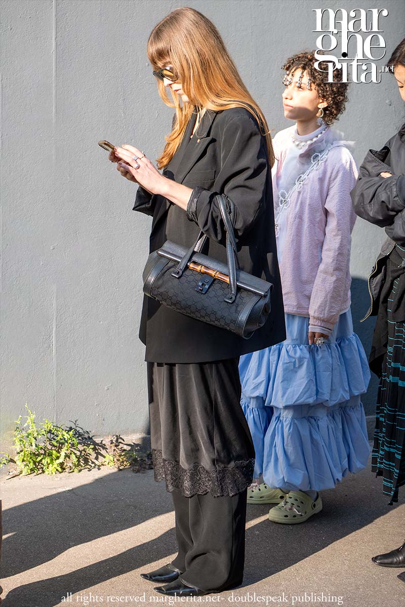 Street style inverno 2025: la gonna sopra i pantaloni è ancora una tendenza - Photo Charlotte Mesman