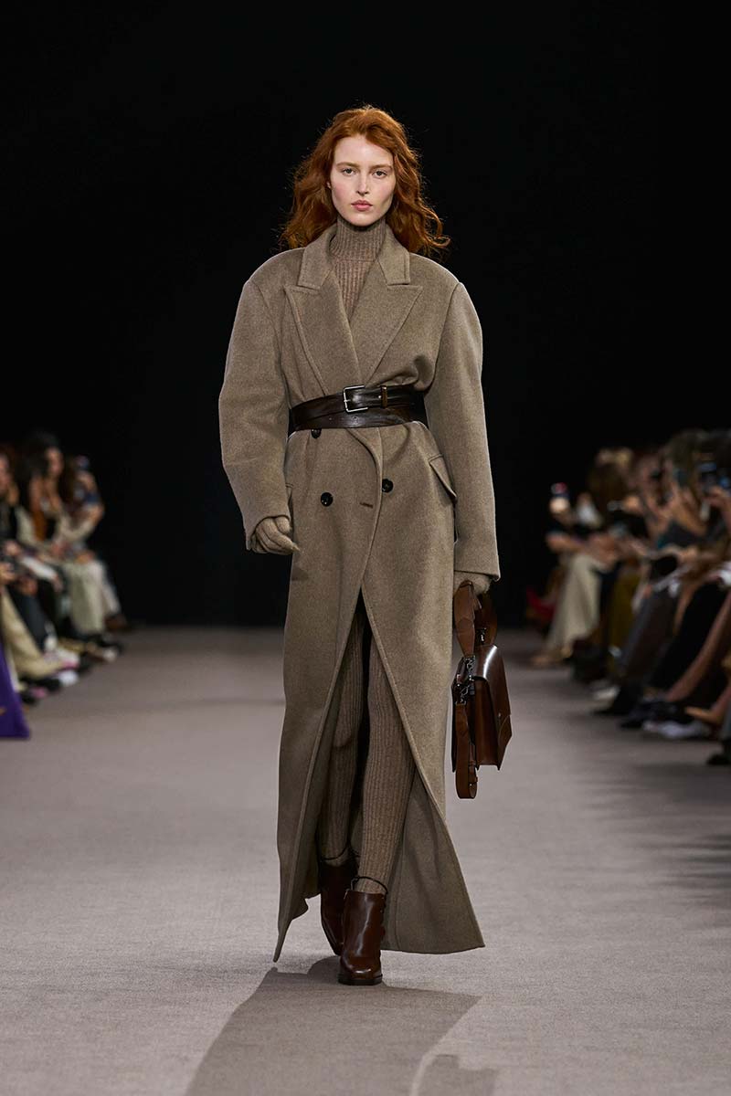 Un cappotto lungo per un inverno 2025-2026 alla moda - Photo courtesy of Max Mara