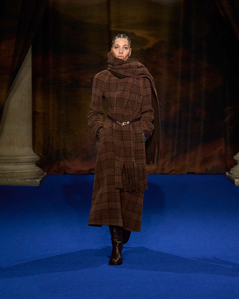Un cappotto lungo per un inverno 2025-2026 alla moda - Photo courtesy of Burberry