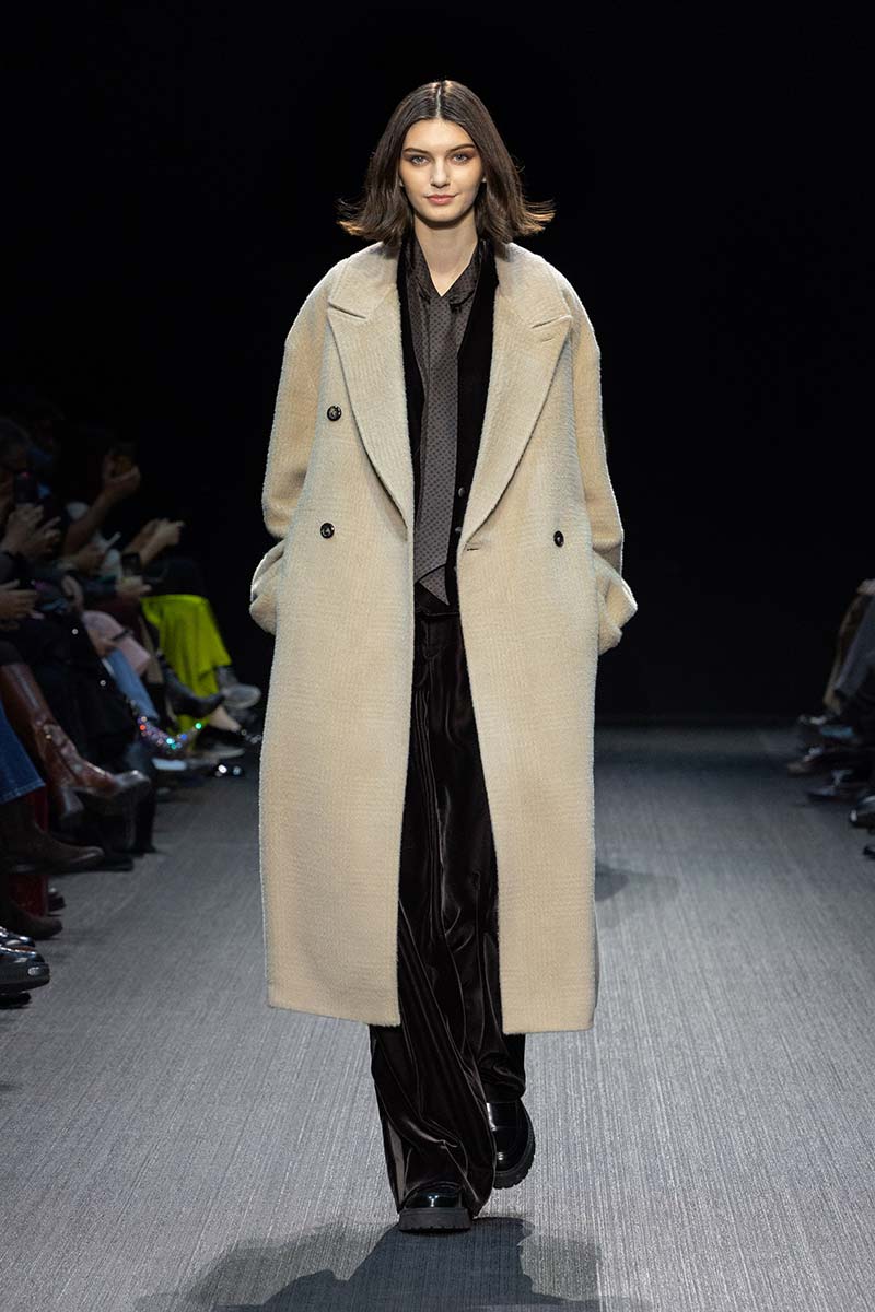 Un cappotto lungo per un inverno 2025-2026 alla moda - Photo courtesy of Emporio Armani