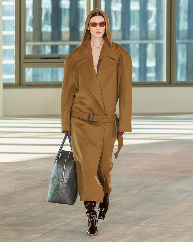 Un cappotto lungo per un inverno 2025-2026 alla moda - Photo courtesy of Stella McCartney