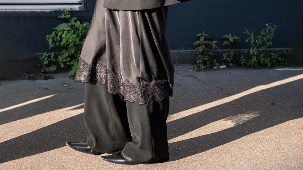 Street style inverno 2025: la gonna sopra i pantaloni è ancora una tendenza - Photo Charlotte Mesman