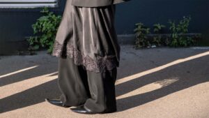 Street style inverno 2025: la gonna sopra i pantaloni è ancora una tendenza - Photo Charlotte Mesman