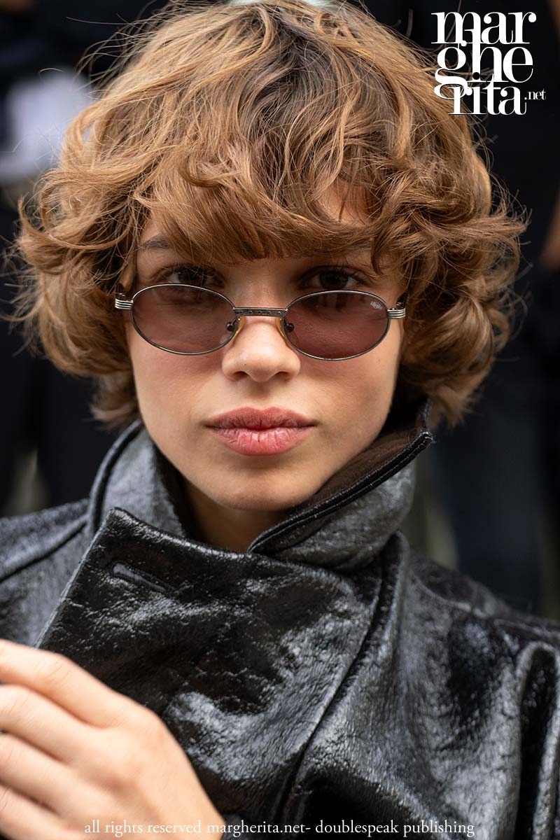 Tre tagli di capelli corti dominano il 2026: dal Christy cut allo shag moderno - Photo ADVERSUS