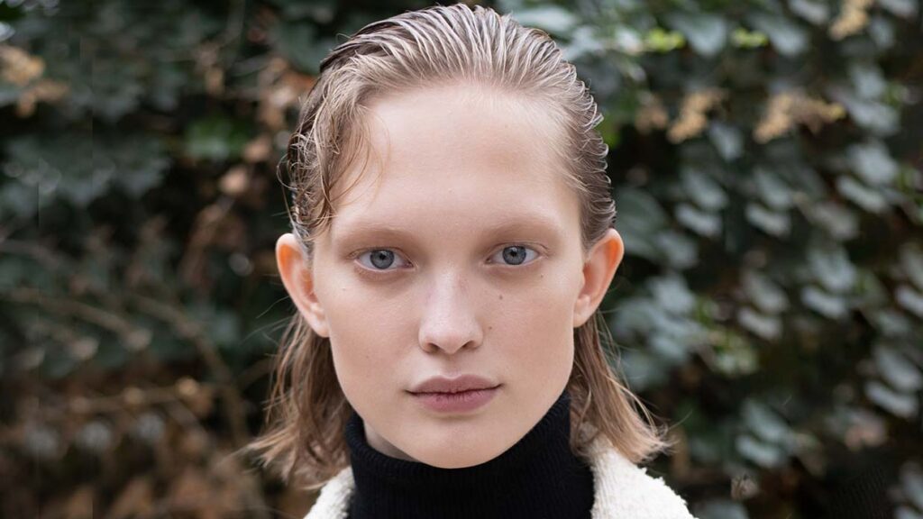 Il trend capelli del 2026: wet look con un twist sorprendente - Photo ADVERSUS