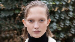 Il trend capelli del 2026: wet look con un twist sorprendente - Photo ADVERSUS