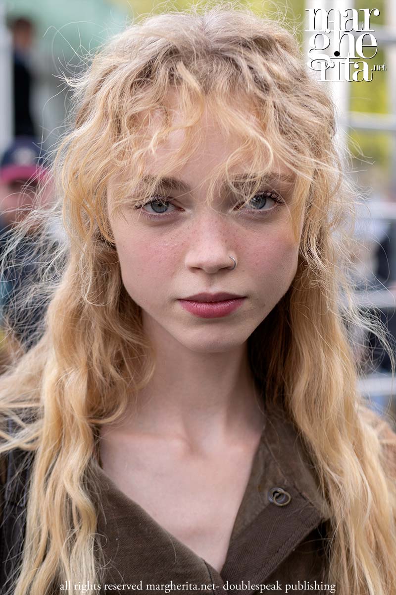La frangia lunga: il trend capelli del 2026 - Photo Charlotte Mesman