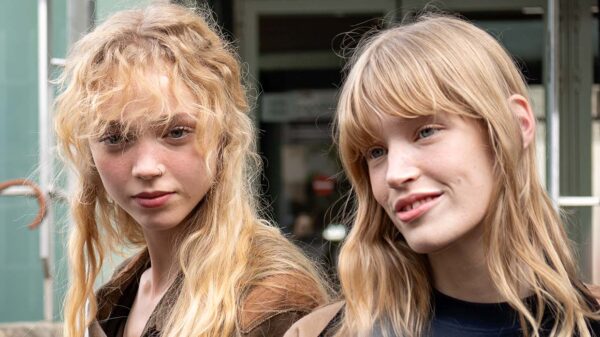 La frangia lunga: il trend capelli del 2026 - Photo Charlotte Mesman