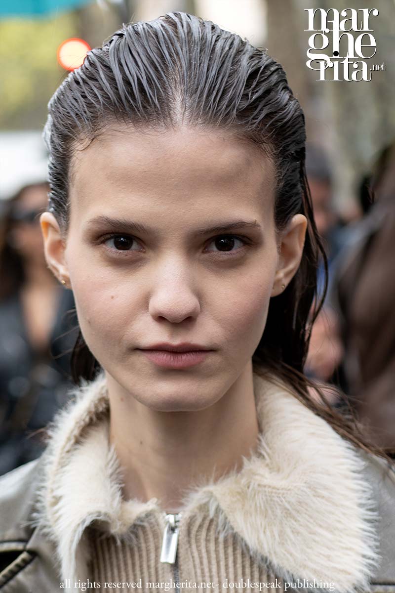 Tendenza capelli: slicked-back per il 2026 - Photo Charlotte Mesman