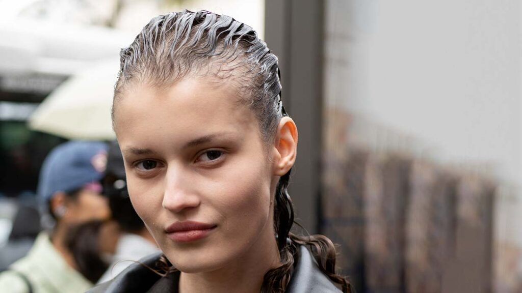 Tendenza capelli: slicked-back per il 2026 - Photo Charlotte Mesman
