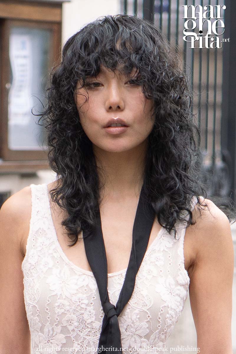 Tagli medi con frangia per il 2026. Lob e shag protagonisti - Photo Charlotte Mesman