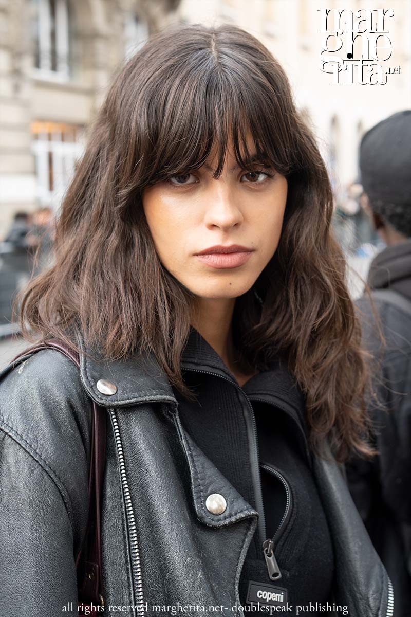 Tagli medi con frangia per il 2026. Lob e shag protagonisti - Photo ADVERSUS