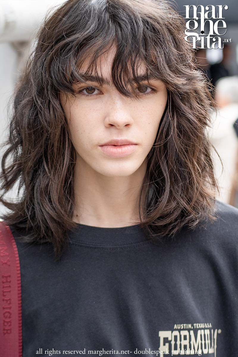 Tagli medi con frangia per il 2026. Lob e shag protagonisti - Photo ADVERSUS