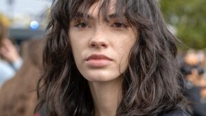 Tagli medi con frangia per il 2026. Lob e shag protagonisti - Photo ADVERSUS