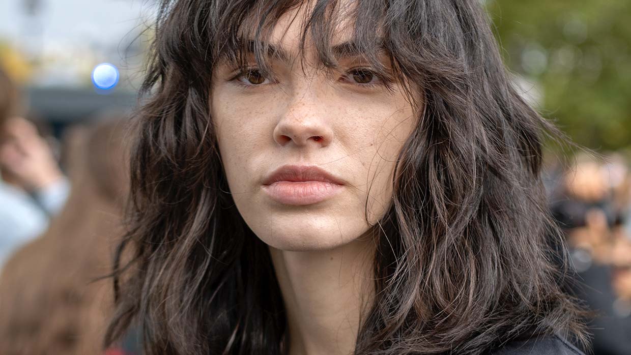 Tagli medi con frangia per il 2026. Lob e shag protagonisti - Photo ADVERSUS