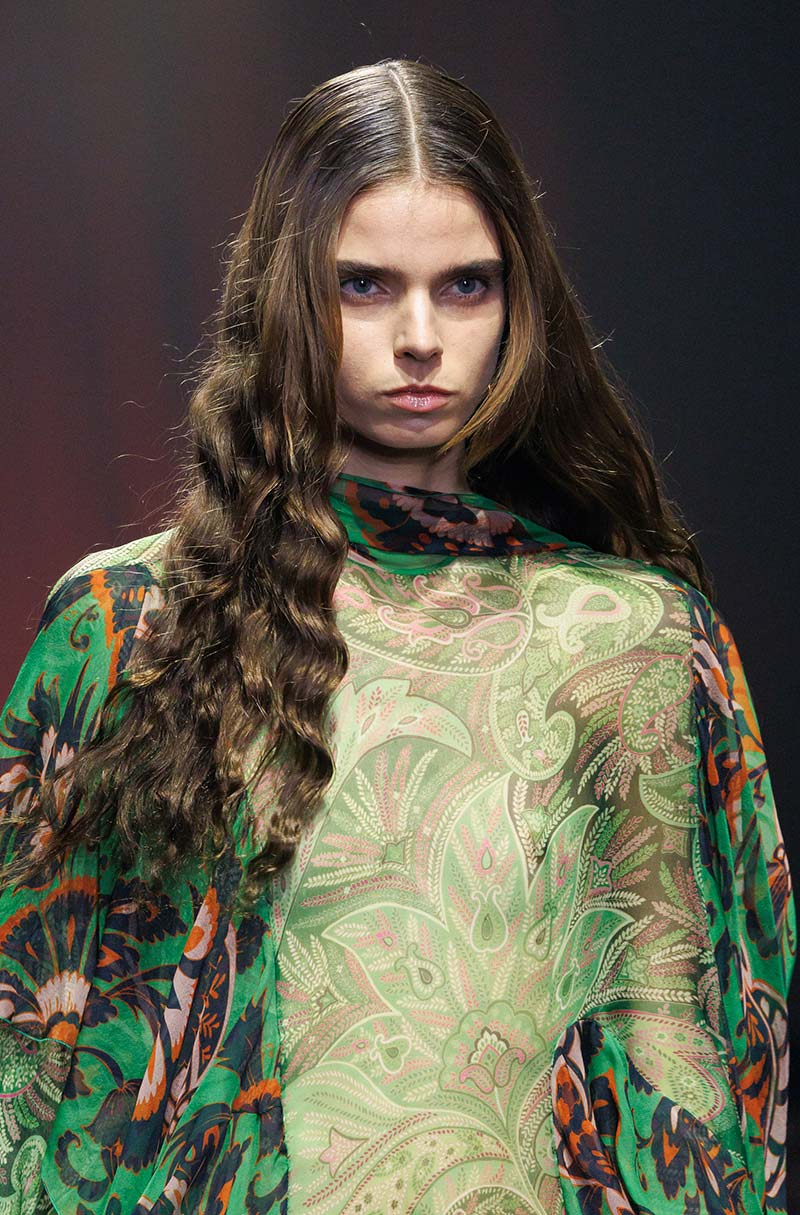 Capelli lunghi sulle passerelle dell’estate 2026: onde imperfette e wet look - Photo courtesy of Etro