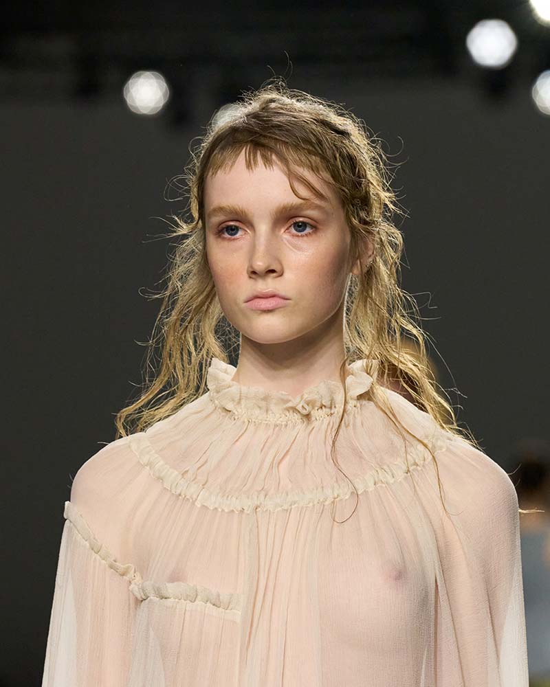 Capelli lunghi sulle passerelle dell’estate 2026: onde imperfette e wet look - Photo courtesy of Dries Van Noten