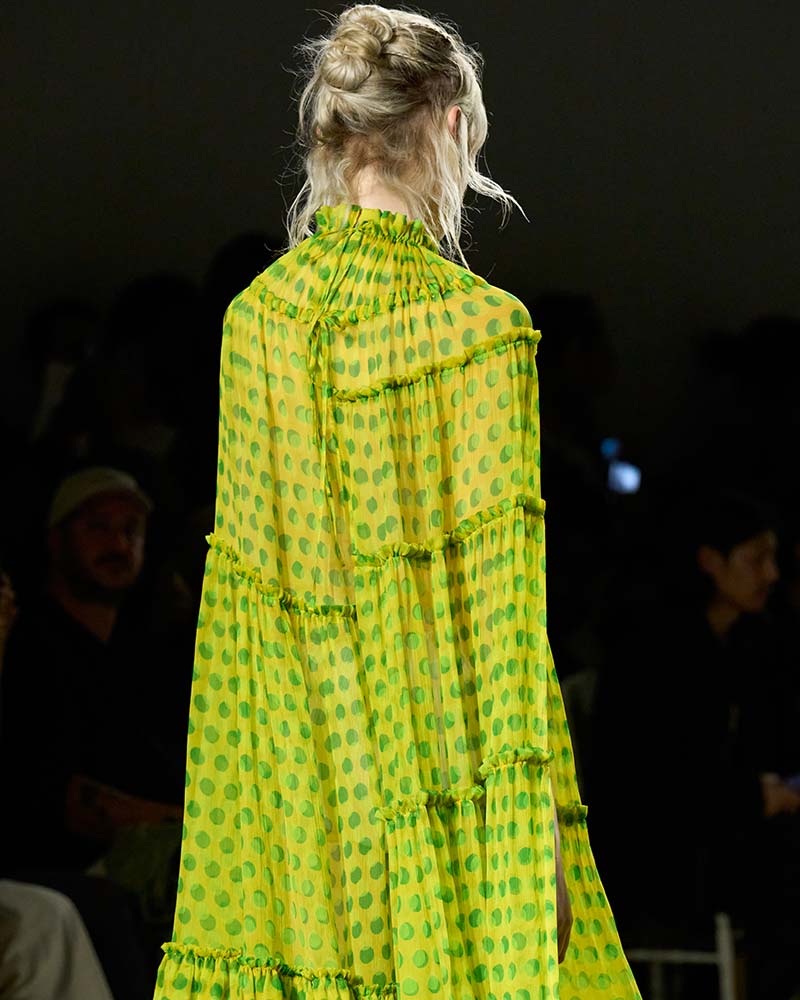 Capelli lunghi sulle passerelle dell’estate 2026: onde imperfette e wet look - Photo courtesy of Dries Van Noten