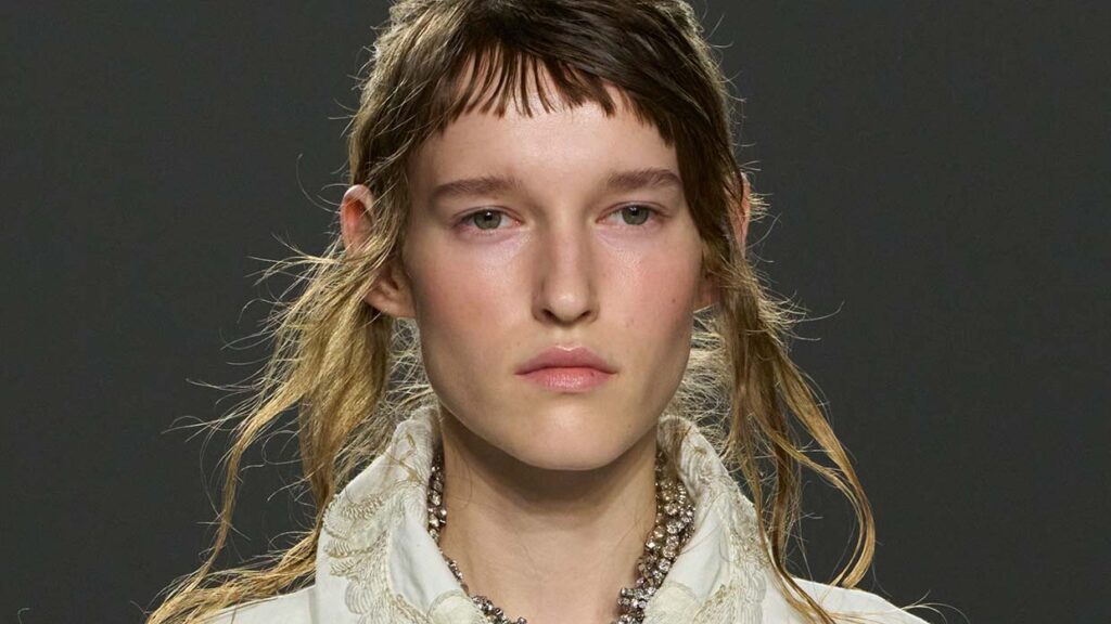 Capelli lunghi sulle passerelle dell’estate 2026: onde imperfette e wet look - Photo courtesy of Dries Van Noten