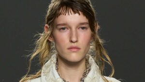 Capelli lunghi sulle passerelle dell’estate 2026: onde imperfette e wet look - Photo courtesy of Dries Van Noten