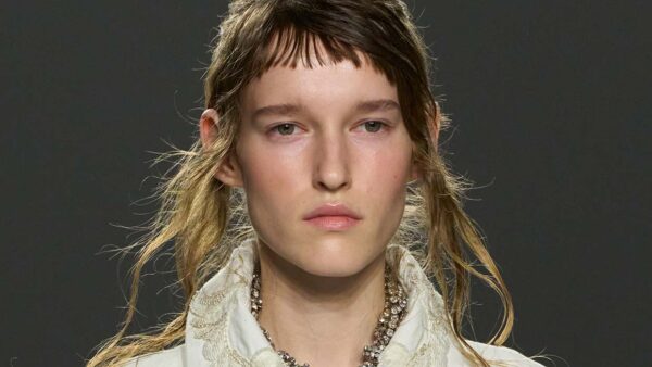 Capelli lunghi sulle passerelle dell’estate 2026: onde imperfette e wet look - Photo courtesy of Dries Van Noten