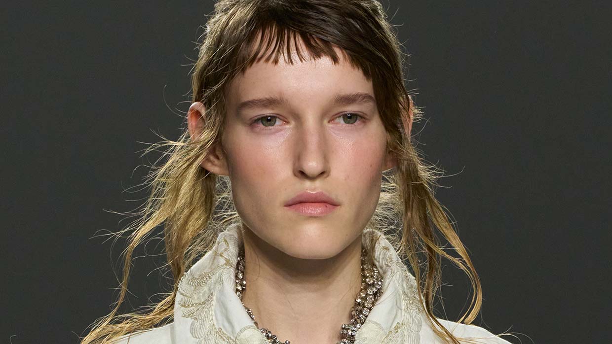 Capelli lunghi sulle passerelle dell’estate 2026: onde imperfette e wet look - Photo courtesy of Dries Van Noten