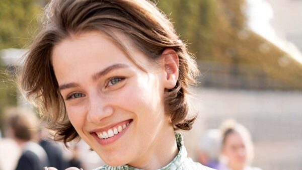 Tagli di capelli di media lunghezza: non solo shag e bob perfetti - Photo ADVERSUS