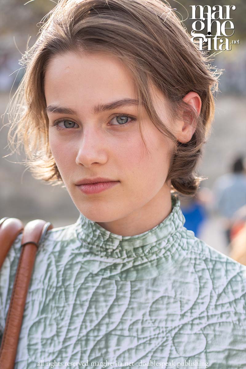 Tagli di capelli di media lunghezza: non solo shag e bob perfetti - Photo ADVERSUS