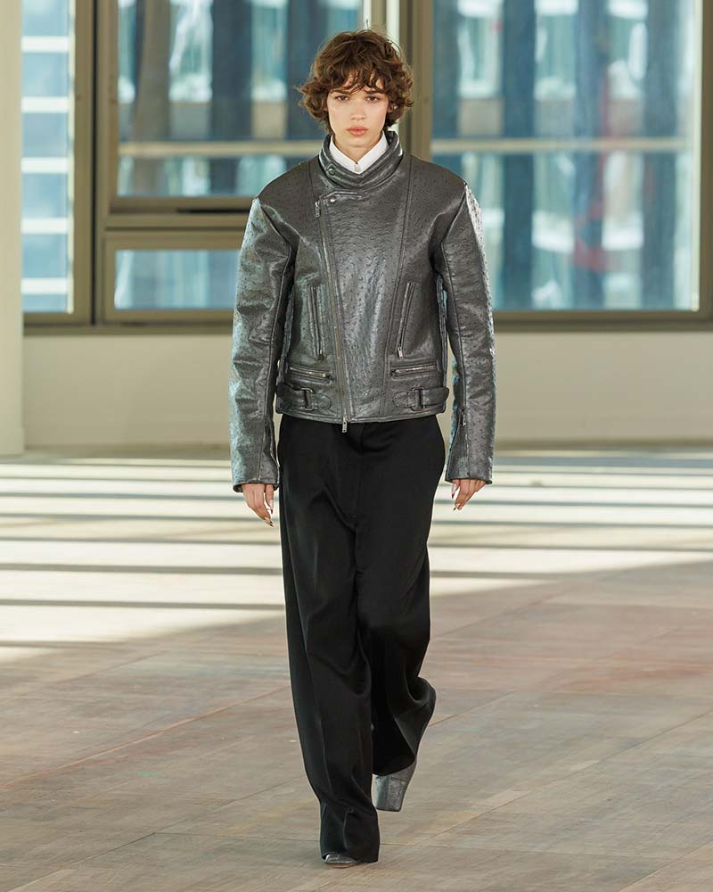 Giubbotti e giacche con collo a imbuto: da trend di nicchia a mainstream - Photo courtesy of Stella McCartney FW 2025 2026