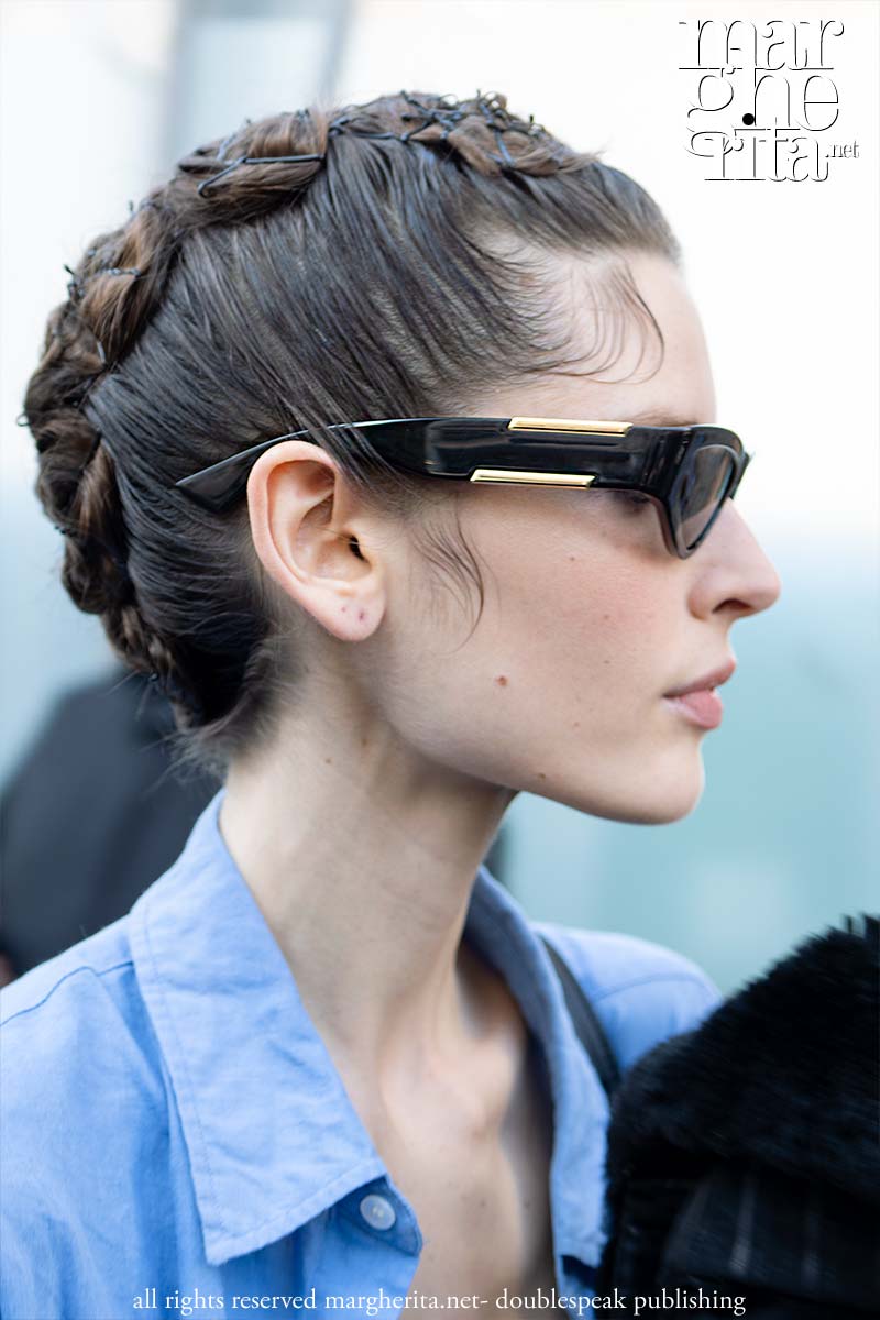 Tendenza capelli autunno inverno 2026: bastano delle semplici forcine - Photo Charlotte Mesman