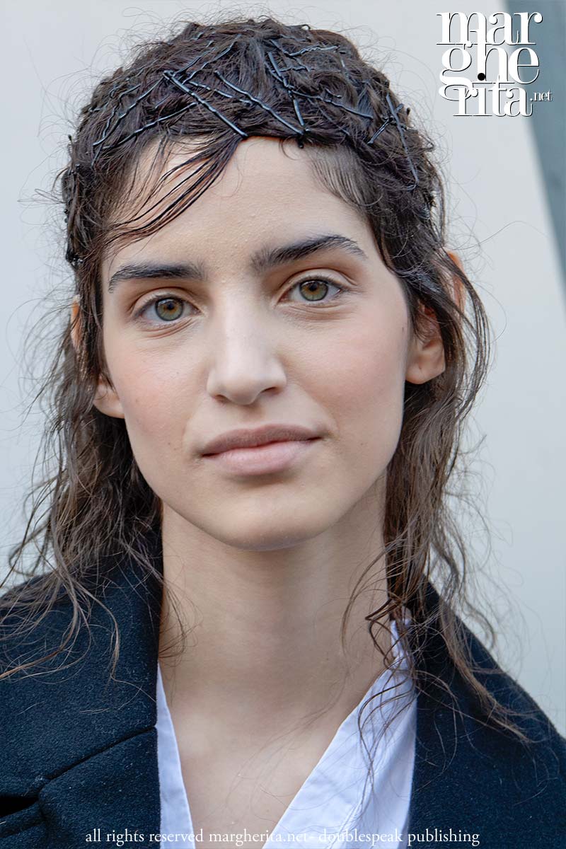 Tendenza capelli autunno inverno 2026: bastano delle semplici forcine - Photo Charlotte Mesman