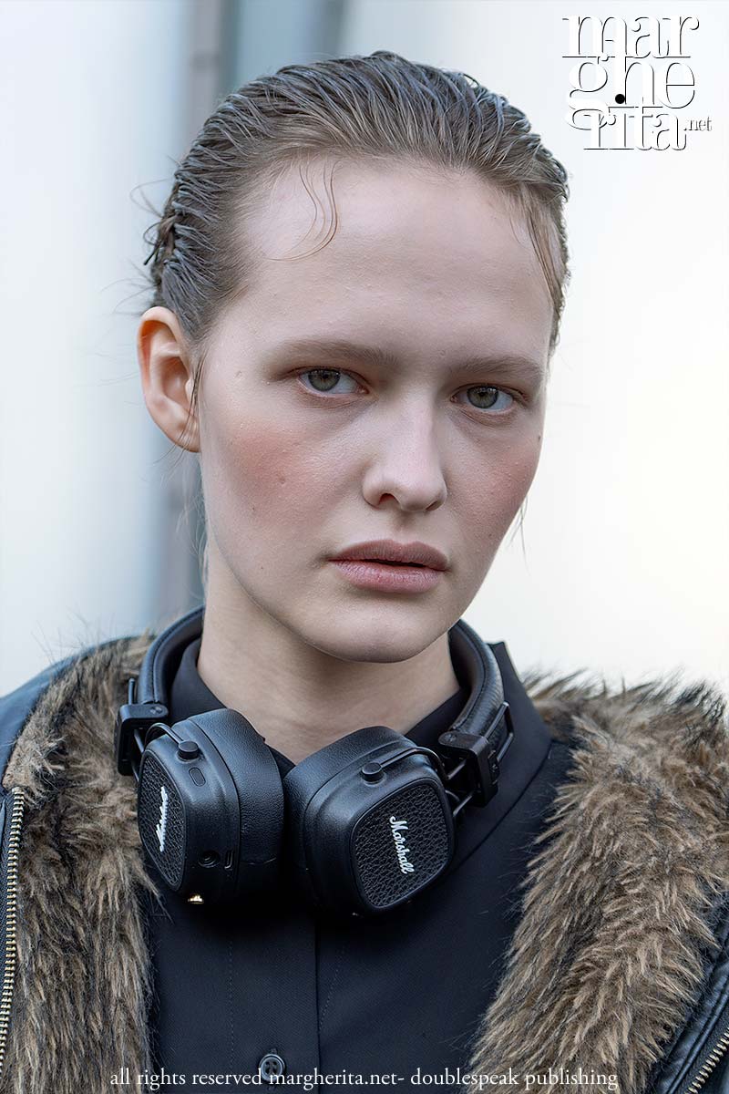 Tendenza capelli autunno inverno 2026: bastano delle semplici forcine - Photo Charlotte Mesman