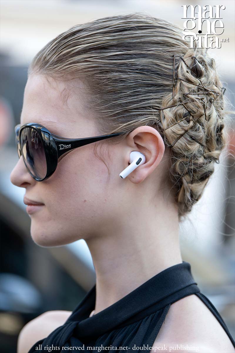 Tendenza capelli autunno inverno 2026: bastano delle semplici forcine - Photo Charlotte Mesman