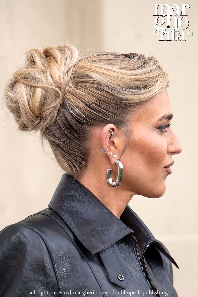 Tendenze capelli. Gli chignon avvistati alla Paris Fashion Week - Photo Charlotte Mesman