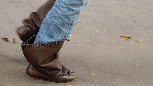 Trend moda primavera 2026: come indossare gli ankle boots di stagione - Photo Charlotte Mesman