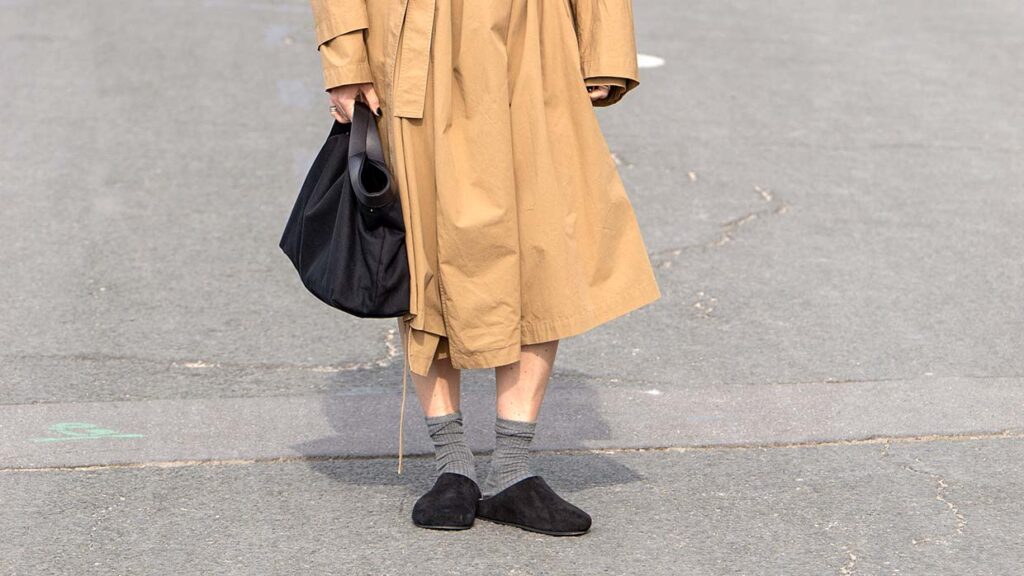 La ‘ Wrong Shoe Theory’ . Perché proprio la scarpa “sbagliata” è quella giusta - Photo Charlotte Mesman