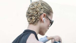 Tendenza capelli autunno inverno 2026: bastano delle semplici forcine - Photo Charlotte Mesman