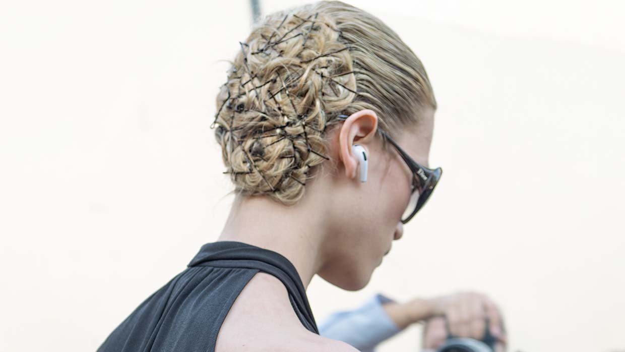 Tendenza capelli autunno inverno 2026: bastano delle semplici forcine - Photo Charlotte Mesman