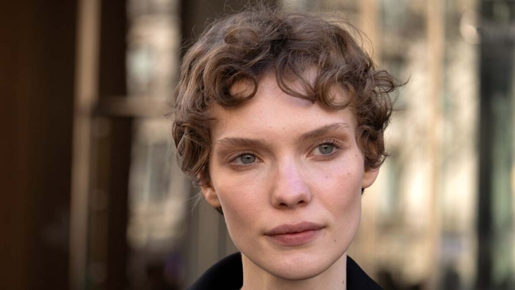 Questo corto pixie riccio è semplicemente irresistibile - Photo Charlotte Mesman