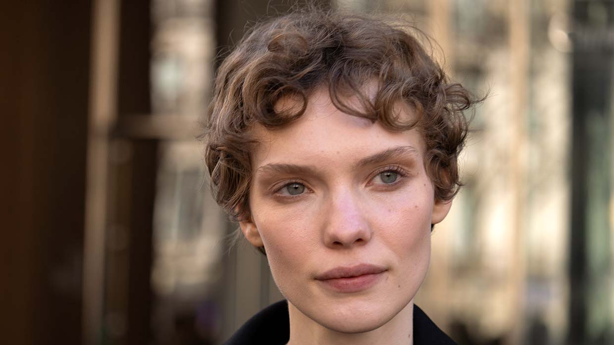 Questo corto pixie riccio è semplicemente irresistibile - Photo Charlotte Mesman