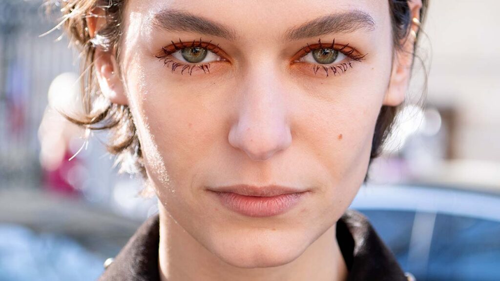 Il mascara è tornato (eccome!). Dal “no mascara” alle “spider lashes” - Photo Charlotte Mesman
